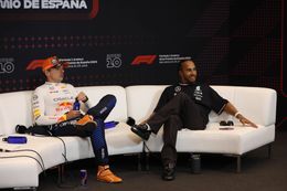 Lewis Hamilton neemt het op voor Max Verstappen: 'Dat kan je hem niet aanrekenen'