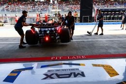 FIA neemt beslissing na onderzoek Max Verstappen en deelt straf uit aan Lewis Hamilton