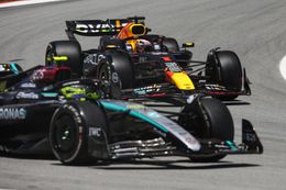 Max Verstappen gaat voorbij aan Lewis Hamilton na overwinning in Spanje