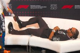 Video: Max Verstappen grapt met Lewis Hamilton: 'Wil je een massage?'