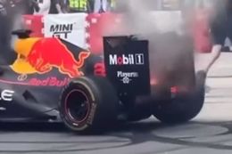 Video: Red Bull-auto Yuki Tsunoda vliegt in de fik tijdens evenement in Taiwan