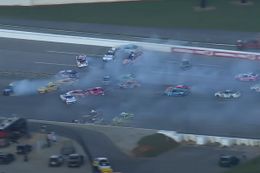 Video: NASCAR-ongeluk gaat de wereld over na grootste crash ooit