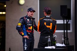 Foto: Lando Norris feliciteert Max Verstappen na behalen van vierde F1-wereldtitel