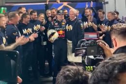 Video: Max Verstappen ontvangt speciaal cadeau van Helmut Marko in Las Vegas