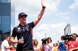 Foto: Historisch Formule 1-circuit Max Verstappen wordt flink onder handen genomen