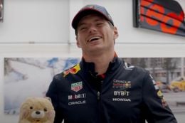 Video: Max Verstappen krijgt opmerkelijk kerstcadeau van Red Bull: 'Niemand kan mij stoppen'