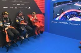 Video: Het onderonsje tussen Verstappen, Leclerc en Piastri in de cooldown room na afloop van de race