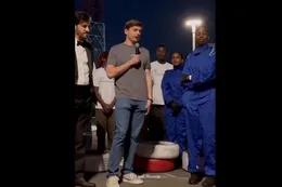 Video: Max Verstappen voert zijn taakstraf uit in Rwanda na zware FIA-straf