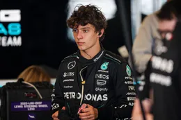 Mercedes-opvolger Lewis Hamilton deelt opmerkelijk Formule 1-verhaal: 'M'n vader verstopte me...'