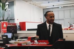 Video: De eerste dag van Lewis Hamilton bij Ferrari