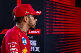 Lewis Hamilton snapt naïviteit Max Verstappen niet en geeft trap na aan Red Bull