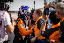 McLaren-coureur krijgt meerdere gridstraffen en zit dicht tegen raceschorsing aan