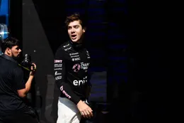 Teruggekeerde F1-coureur neemt hordes racistische fans met zich mee