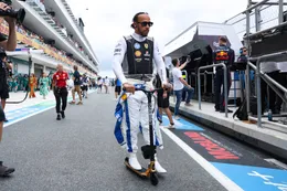 Lewis Hamilton ontvangt waarschuwing na radioberichten aan Ferrari-management
