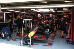 De eerste beelden van de update aan sidepods van auto Max Verstappen