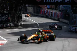 Lando Norris ergert zich aan Max Verstappen in Monaco