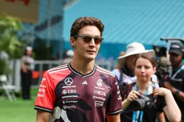 George Russell doet onthulling over Mercedes na gerucht over Max Verstappen: 'Toen Lewis hier was...'