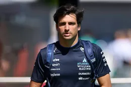 Carlos Sainz hint naar Max Verstappen als schuldige partij na pijnlijke afwijzing