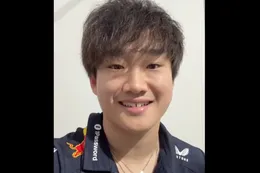 Video: Yuki Tsunoda zorgt voor verbaasde reacties op social media na felicitatie aan Max Verstappen