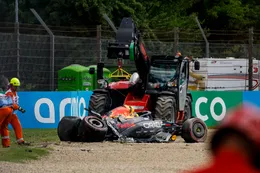 Helmut Marko maakt zich zorgen om 'kritieke situatie' bij Red Bull door crash Tsunoda