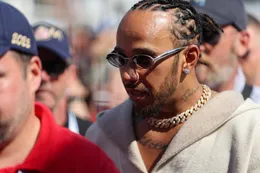 Lewis Hamilton grijpt naar social media en haalt uit naar Ferrari na magere resultaten