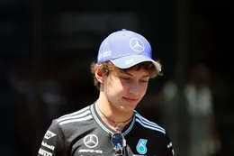 In beeld: mooie actie Kimi Antonelli na crash met Max Verstappen