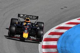 Max Verstappen krijgt uitleg over bizarre keuze Red Bull tijdens GP Spanje
