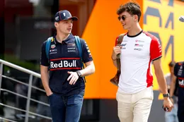 Collega-coureur springt verrassend in de bres voor Max Verstappen