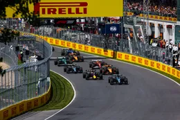 FIA gaat tegen eigen regels in met uitspraak over incident George Russell en Max Verstappen