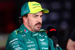 Fernando Alonso zorgt voor woede met uitspraak over Max Verstappen en Lewis Hamilton