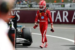 Charles Leclerc met zijn handen in het haar na oorwassing in Groot-Brittannië