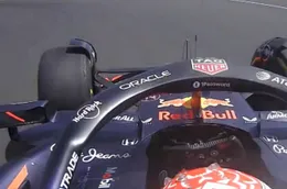 Bizarre beelden: Max Verstappen vecht met zijn Red Bull