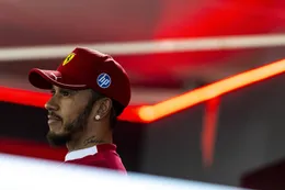 Lewis Hamilton krijgt pak rammel van Formule 1-prominent na ongepast gedrag