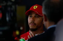 Lewis Hamilton met zijn handen in het haar na race in Zandvoort