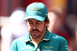 Fernando Alonso spreekt Max Verstappen tegen en biedt FIA oplossing aan