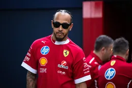 Lewis Hamilton krijgt na Max Verstappen ook Fernando Alonso om de oren