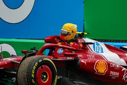 Drama voor Lewis Hamilton: FIA besluit Ferrari-coureur verder de put in te duwen
