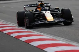 Max Verstappen doet McLaren extra pijn met pole position in Azerbeidzjan