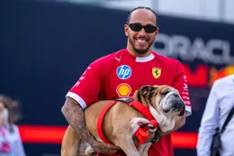 Lewis Hamilton deelt emotionele video na overlijden van zijn hond Roscoe