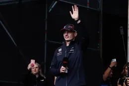 Oma van Max Verstappen zichtbaar geëmotioneerd na fabuleuze zege van kleinzoon Max in Azerbeidzjan