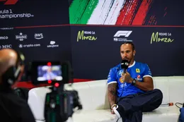 Lewis Hamilton klopt zichzelf op de borst na crash: 'Dit doe ik normaal nooit'