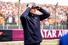 F1-kampioen wijst naar Max Verstappen na crash Lewis Hamilton