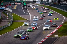 Max Verstappen domineert op de Nürburgring en wint met Ferrari