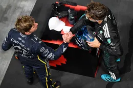 George Russell maakt gebruik van hulpmiddel tijdens race in Singapore in strijd met Max Verstappen