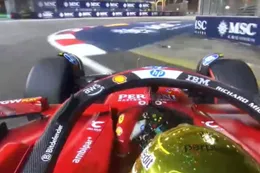 Video: Lewis Hamilton lapt regels aan zijn laars met bizarre actie in Singapore