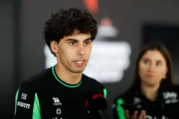 Gabriel Bortoleto kijkt met open mond naar Max Verstappen: 'De beste aller tijden'