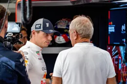 Max Verstappen opzettelijk benadeeld? Helmut Marko ziet 'afscheidscadeau' van Carlos Sainz aan Ferrari