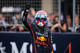 Max Verstappen schrijft geschiedenis en laat Lewis Hamilton officieel achter zich