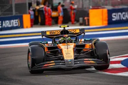 Lando Norris in zak en as na trainingen in Singapore