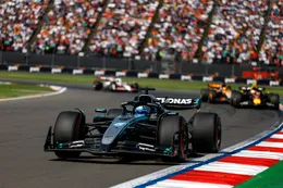 George Russell haalt uit naar Mercedes: 'Dan had je dat meteen moeten doen!'